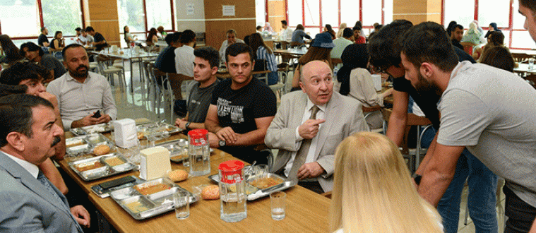 Rektör Prof. Dr. Alptekin Yasım, öğrencilerle yemekte buluştu