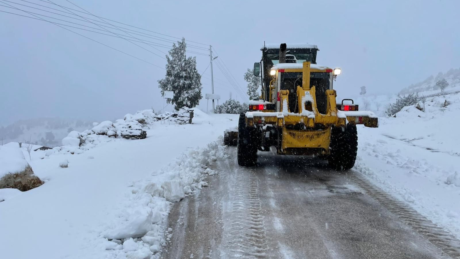 Büyükşehir, Şehir Genelinde Karla Mücadelesini Sürdürüyor
