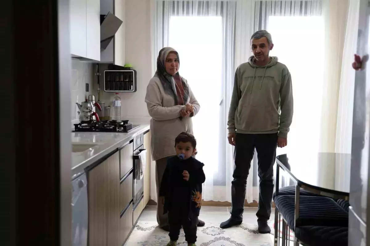 Cumhurbaşkanı’nın elinden anahtarlarını alan depremzede çift yeni evine kavuştu