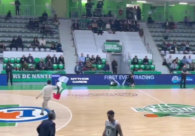 İsrailli taraftarlar Filistin bayraklı genci darp etti