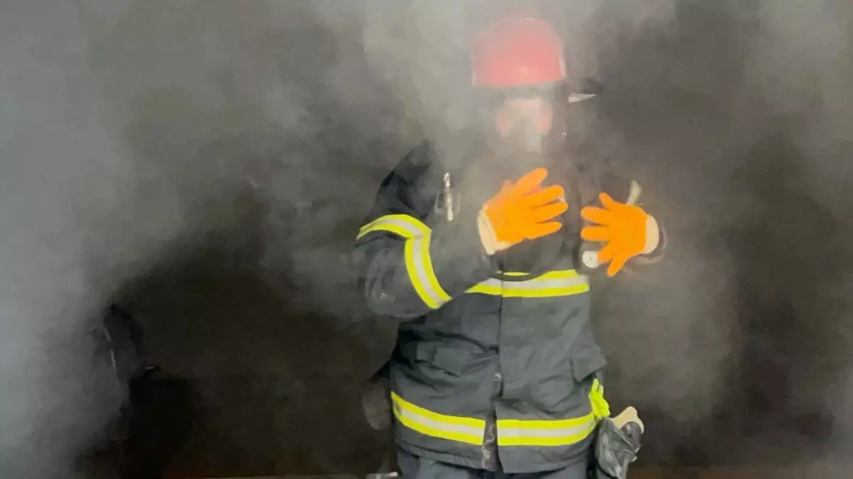 Depremzedeye Ait Perde Dükkanında Yangın Çıktı