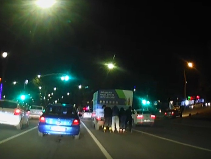 Patenli gençlerin trafikteki tehlikeli oyunu