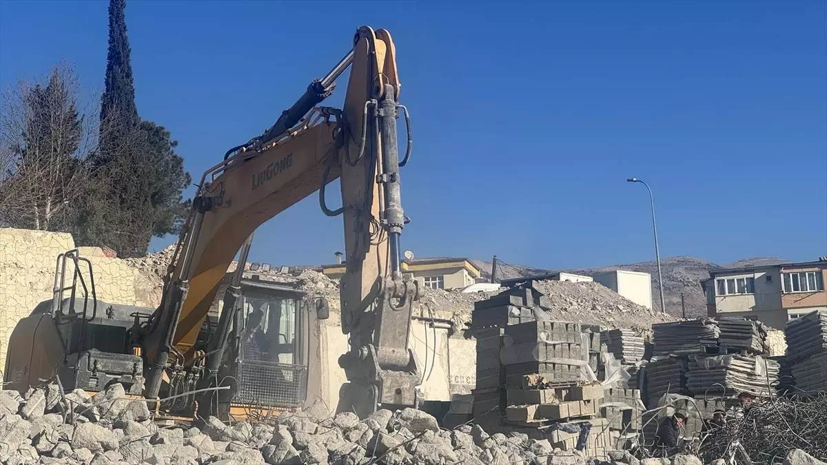 Kahramanmaraş’ta Depremden Hasar Gören Binaların Yıkımı Devam Ediyor