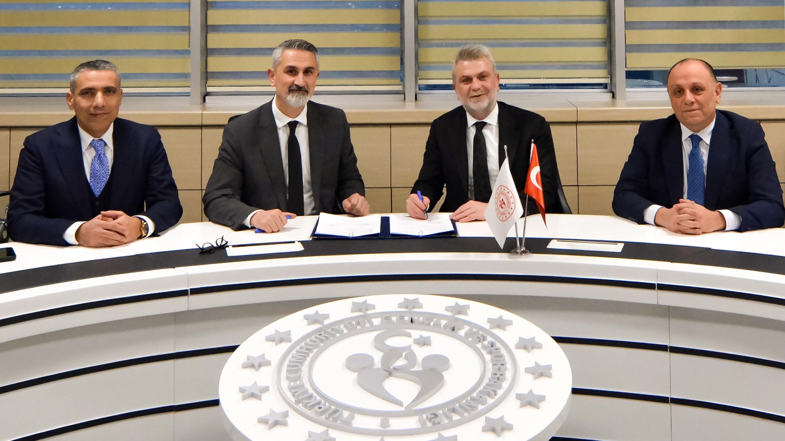 Spor Vadisi ve 50 Mahalleye Sentetik Saha İçin İmzalar Atıldı