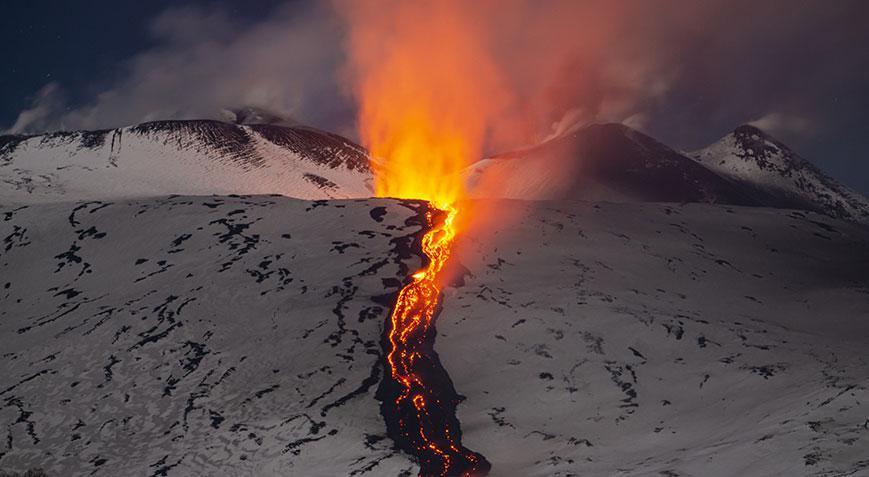‘Etna’ harekete geçti! 2 kilometre yüksekliğe ulaştı