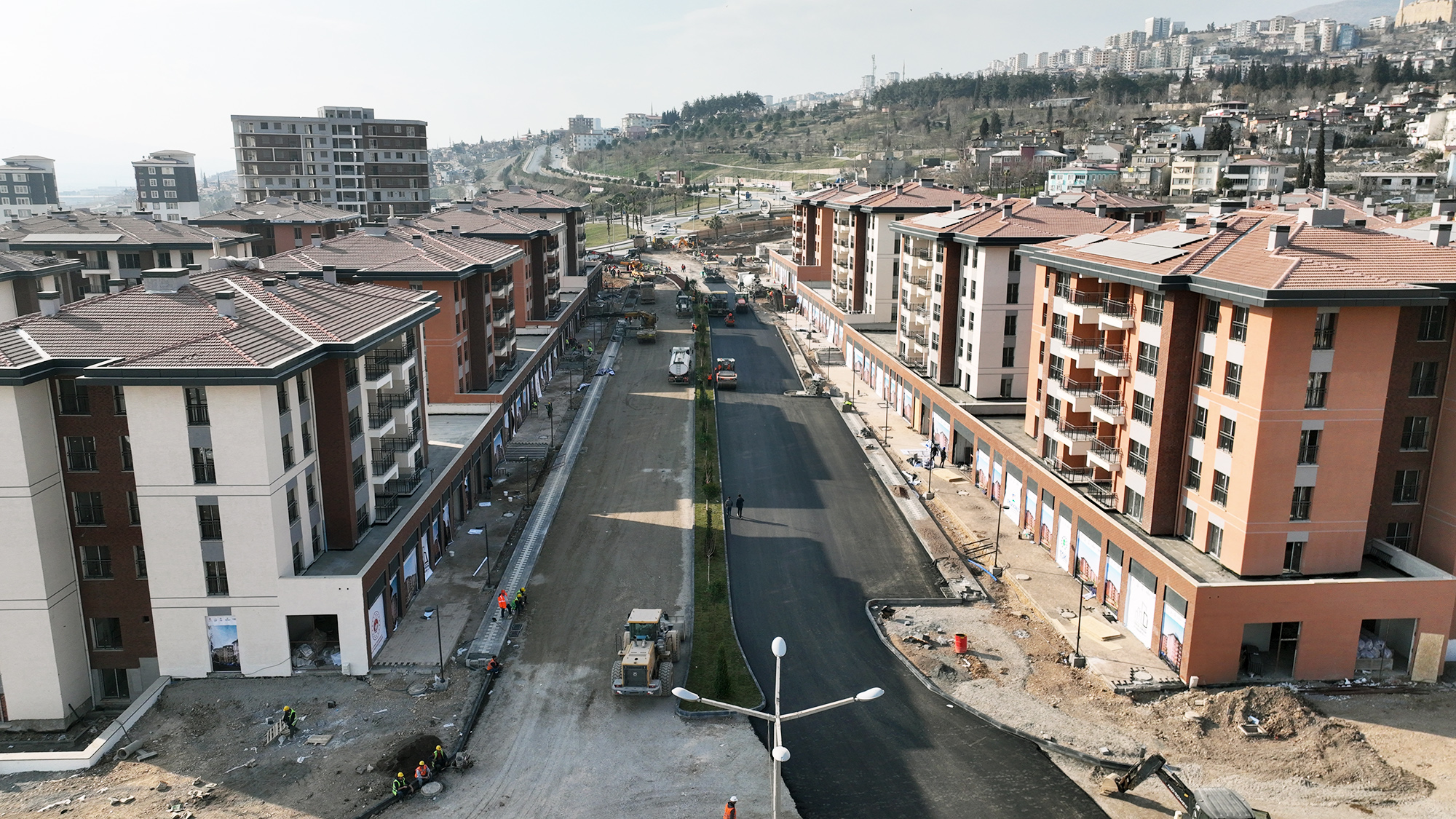 Büyükşehir Yapımı Biten Konutların Yollarını Asfaltlıyor