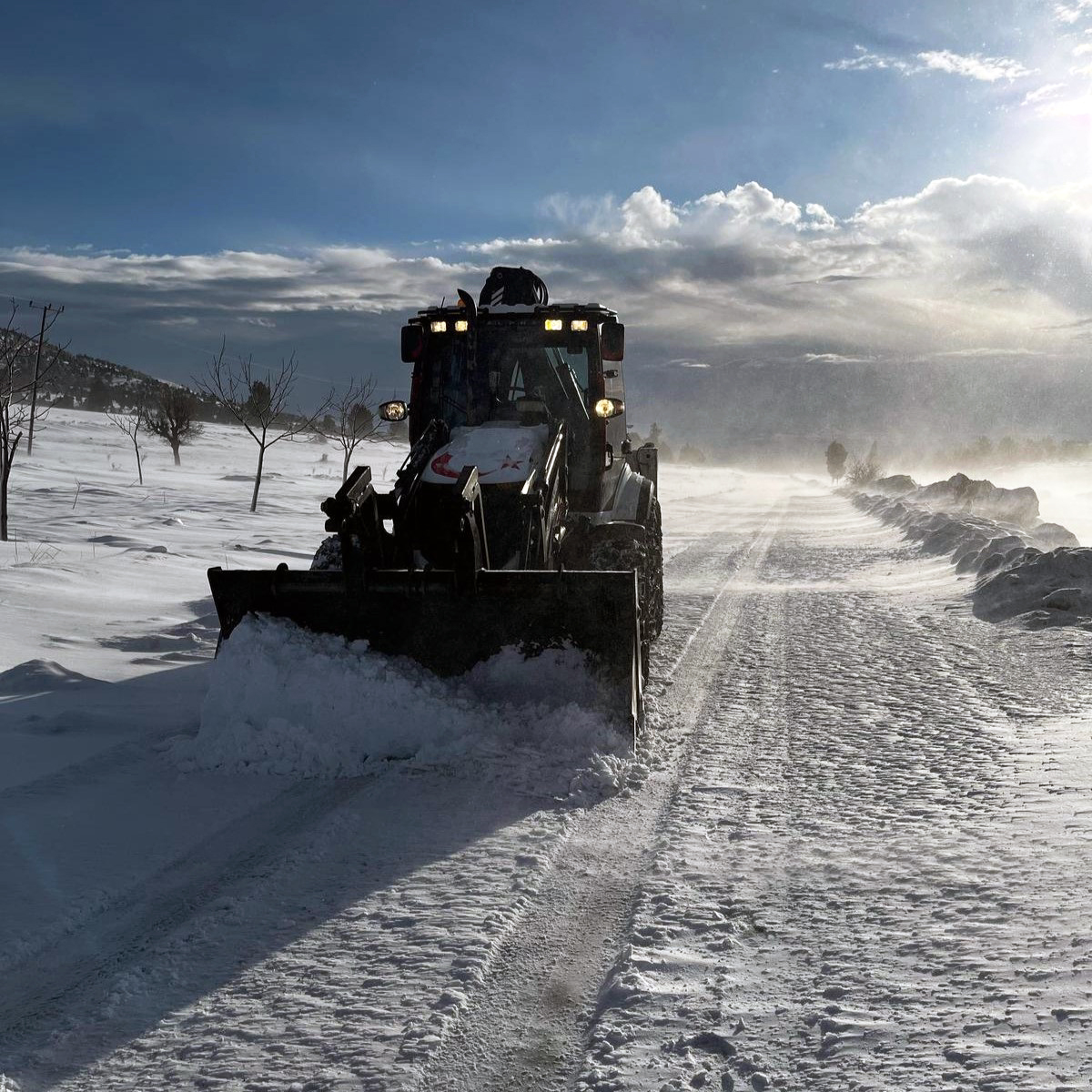Büyükşehir, İlçelerde Kar Mesaisini Durmaksızın Sürdürüyor