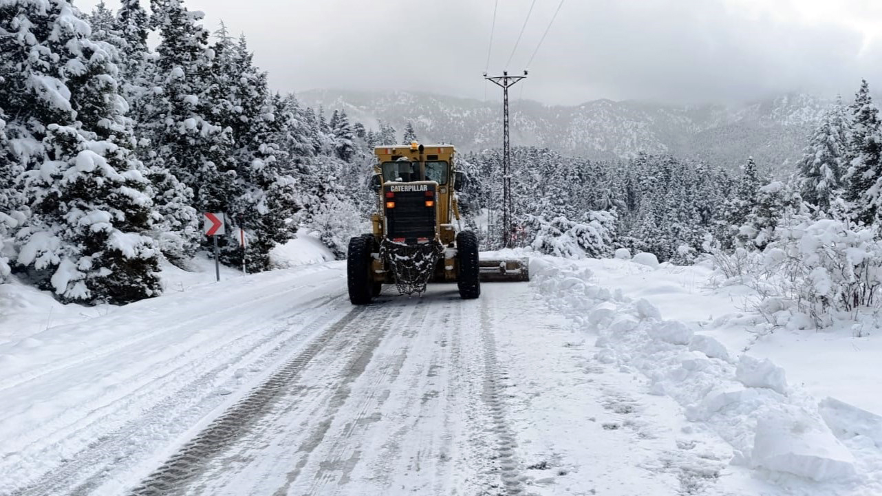 Büyükşehir İlçeler ve Kırsalda Karla Mücadelesini Sürdürüyor