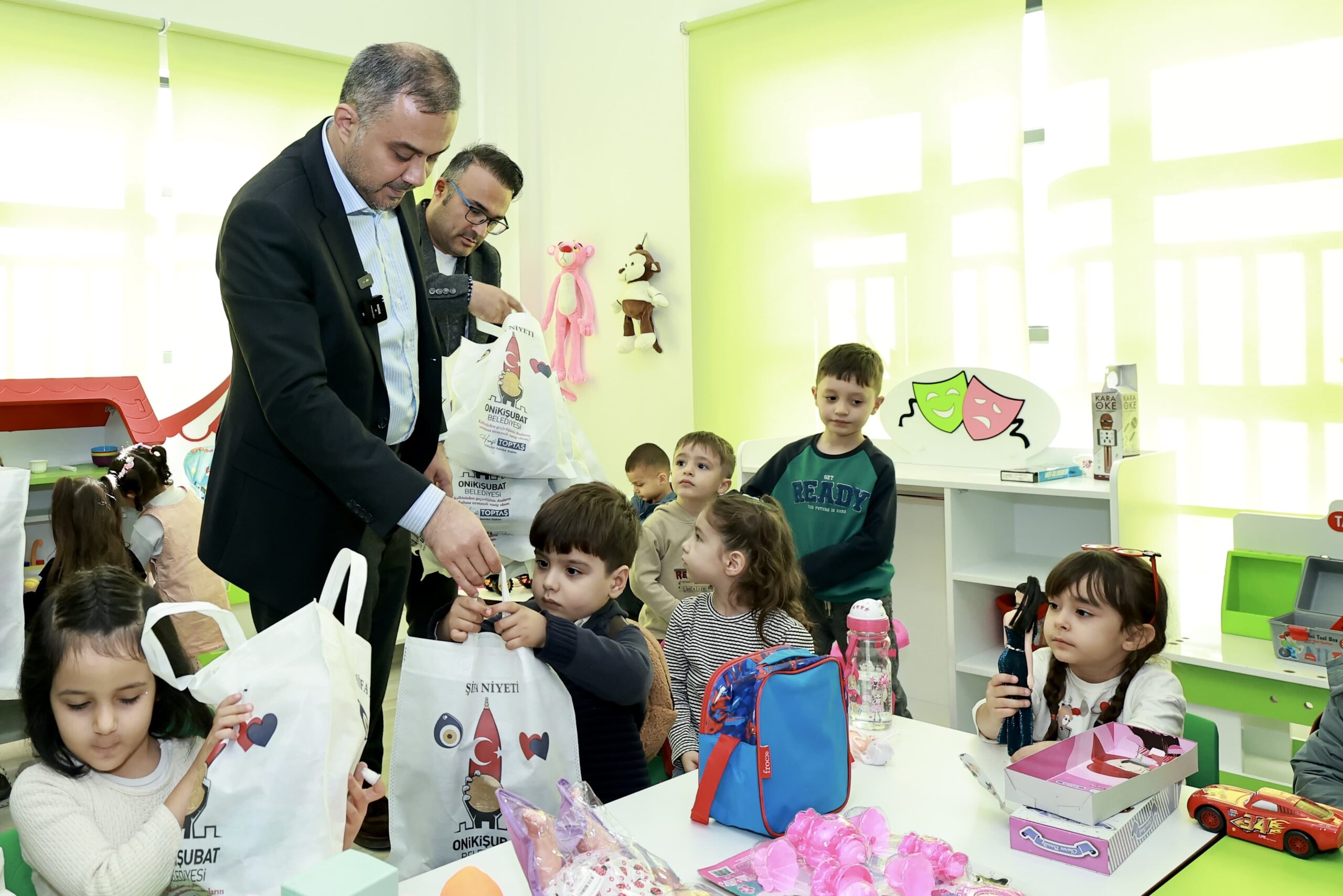 Başkan Toptaş ilk ders zilini çaldı, miniklerin heyecanına ortak oldu
