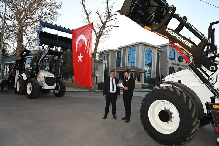 Türkoğlu’nda dev kazıcılarla daha etkin ve hızlı hizmet