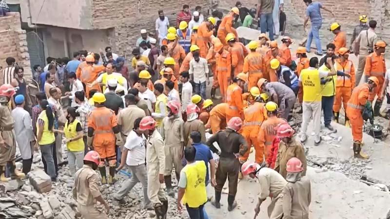 Hindistan’da 4 katlı bina çöktü: 11 ölü