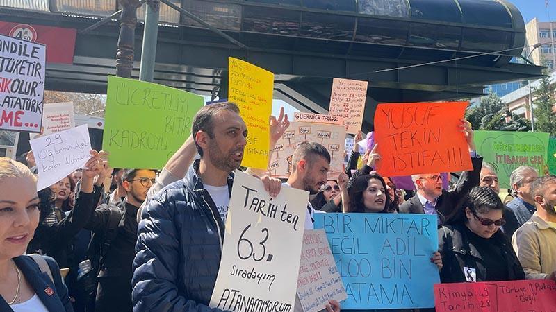 Atanamayan öğretmenlerden MEB önünde basın açıklaması