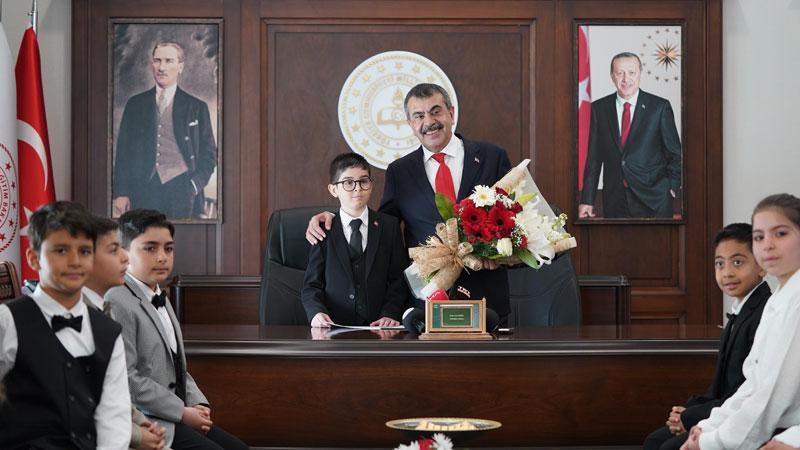 Bakan Tekin, koltuğunu 11 yaşındaki Kenan Ata’ya devretti