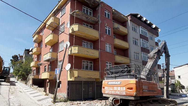 Sancaktepe’de depremde hasar gören 5 katlı metruk bina kontrollü şekilde yıkıldı