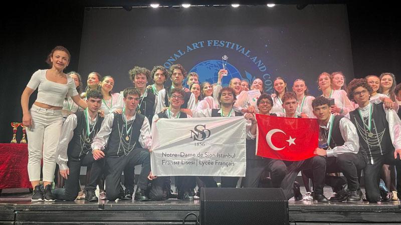 Liselilerden halk oyunlarında büyük zafer; Roma’dan birincilik ve büyük ödülle döndüler