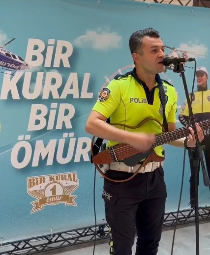 Trafik polisi sahneye çıktı, gitarı ve sesiyle gönüllere dokundu