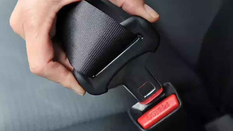 Sürücünün direksiyon başında kalp krizi geçirdiğini algılayacak akıllı kemer projesi