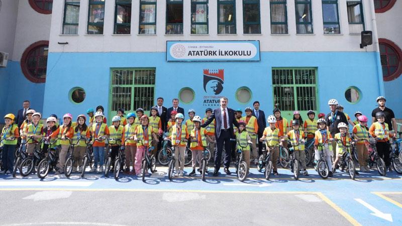 Bakan Tekin, öğrencilerle bir araya geldi