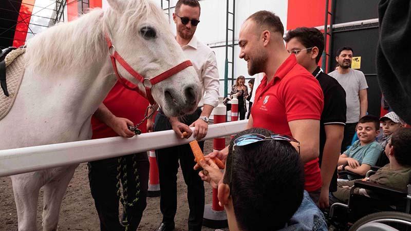 Atlar ve özel çocuklar arasında gönül köprüleri kuruldu