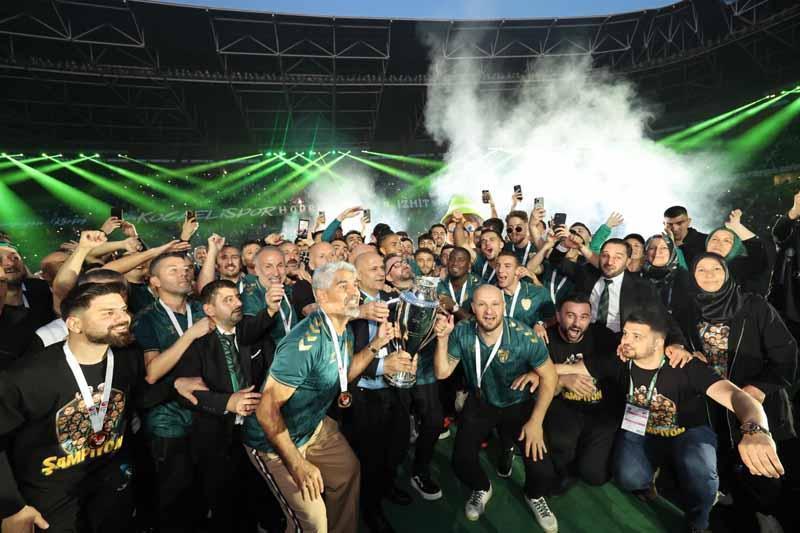 Kocaelispor’da şampiyonluk kupası sonrası kutlama