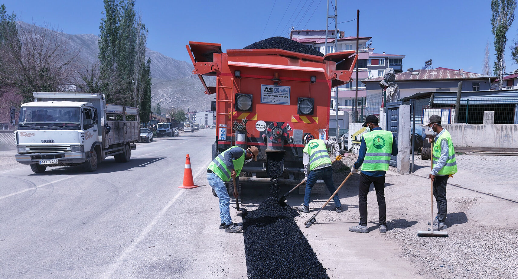 Elbistan’da Altyapısı Tamamlanan Mahallelerde Asfalt Başladı