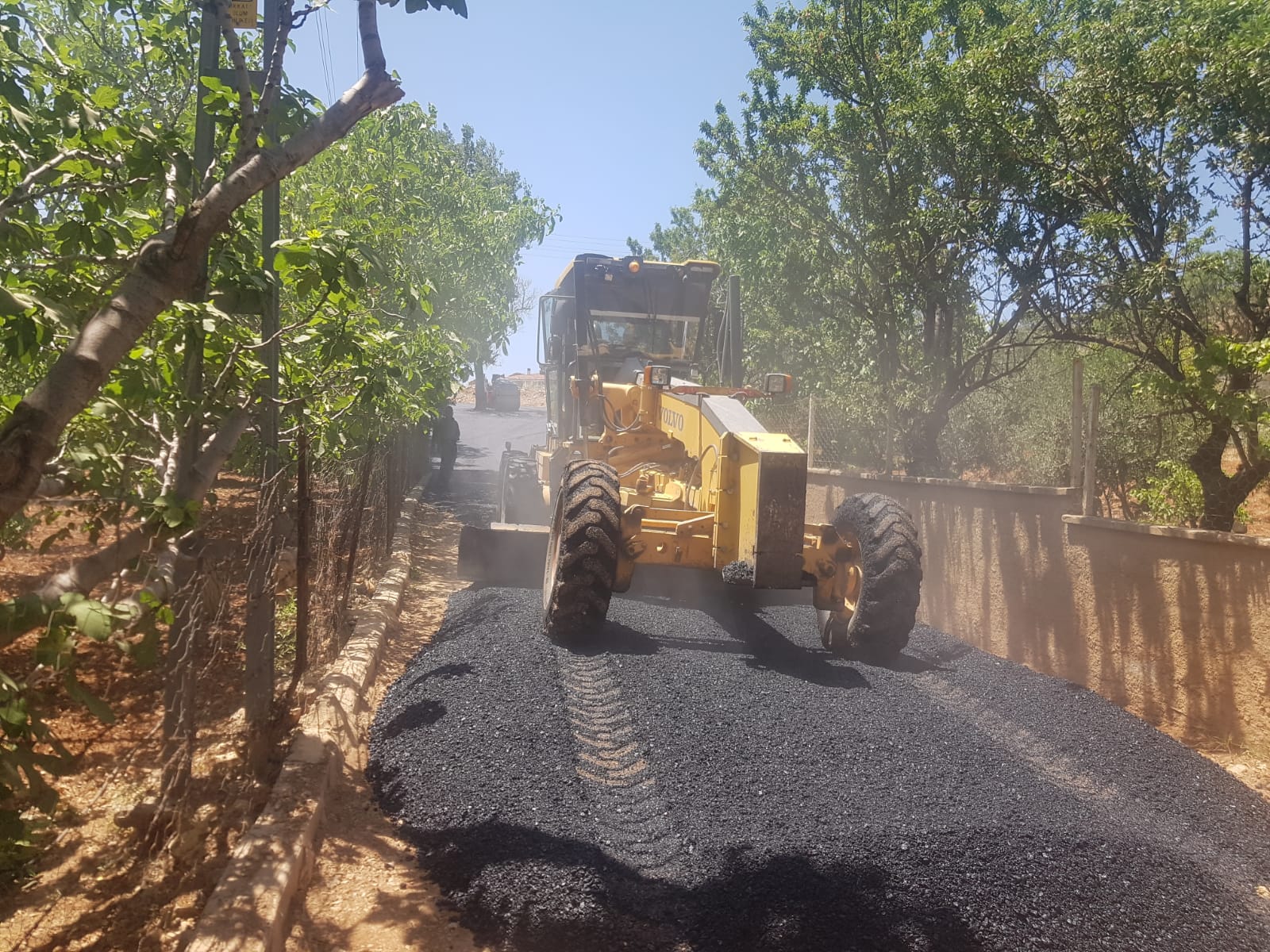 DULKADİROĞLU BELEDİYESİ’NDEN AYAKLICAOLUK’TA ASFALT ÇALIŞMASI