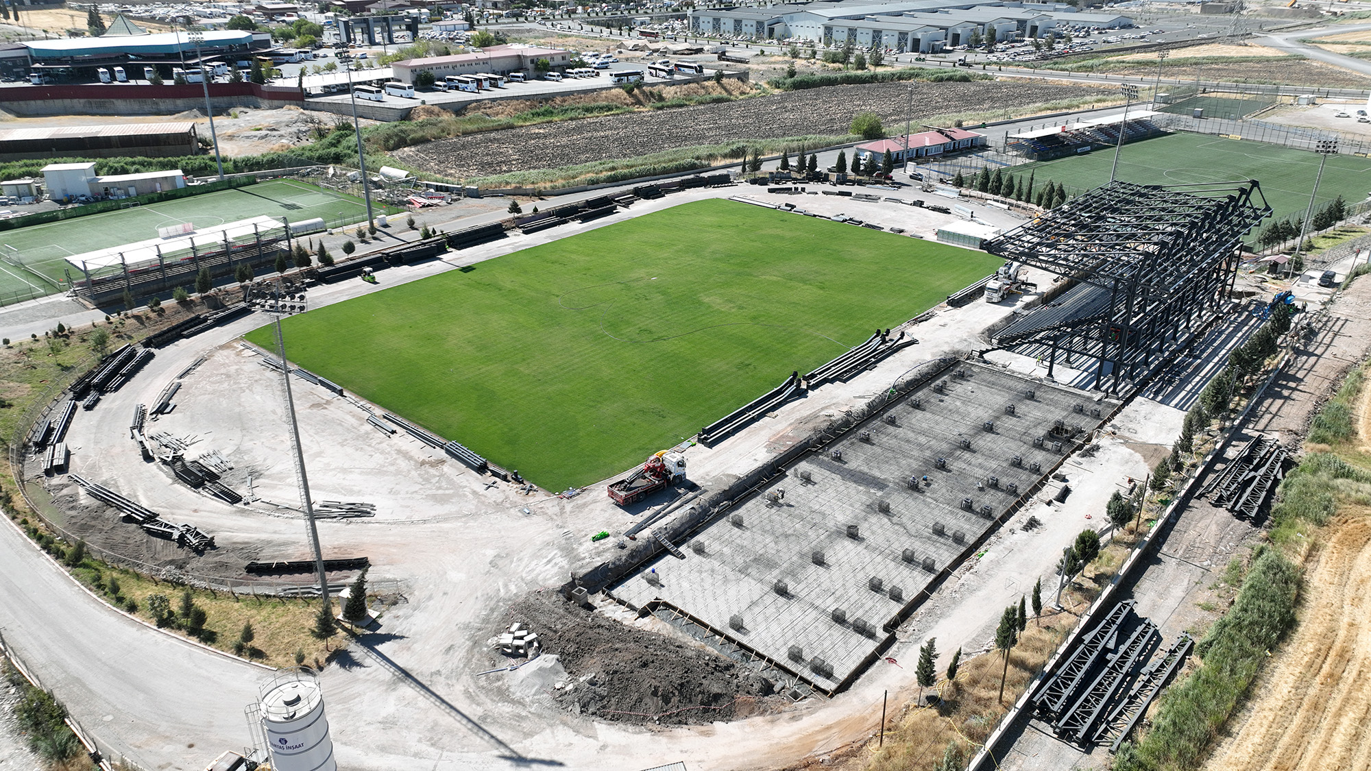 Şehrin Yeni Futbol Sahası Hızla Yükseliyor