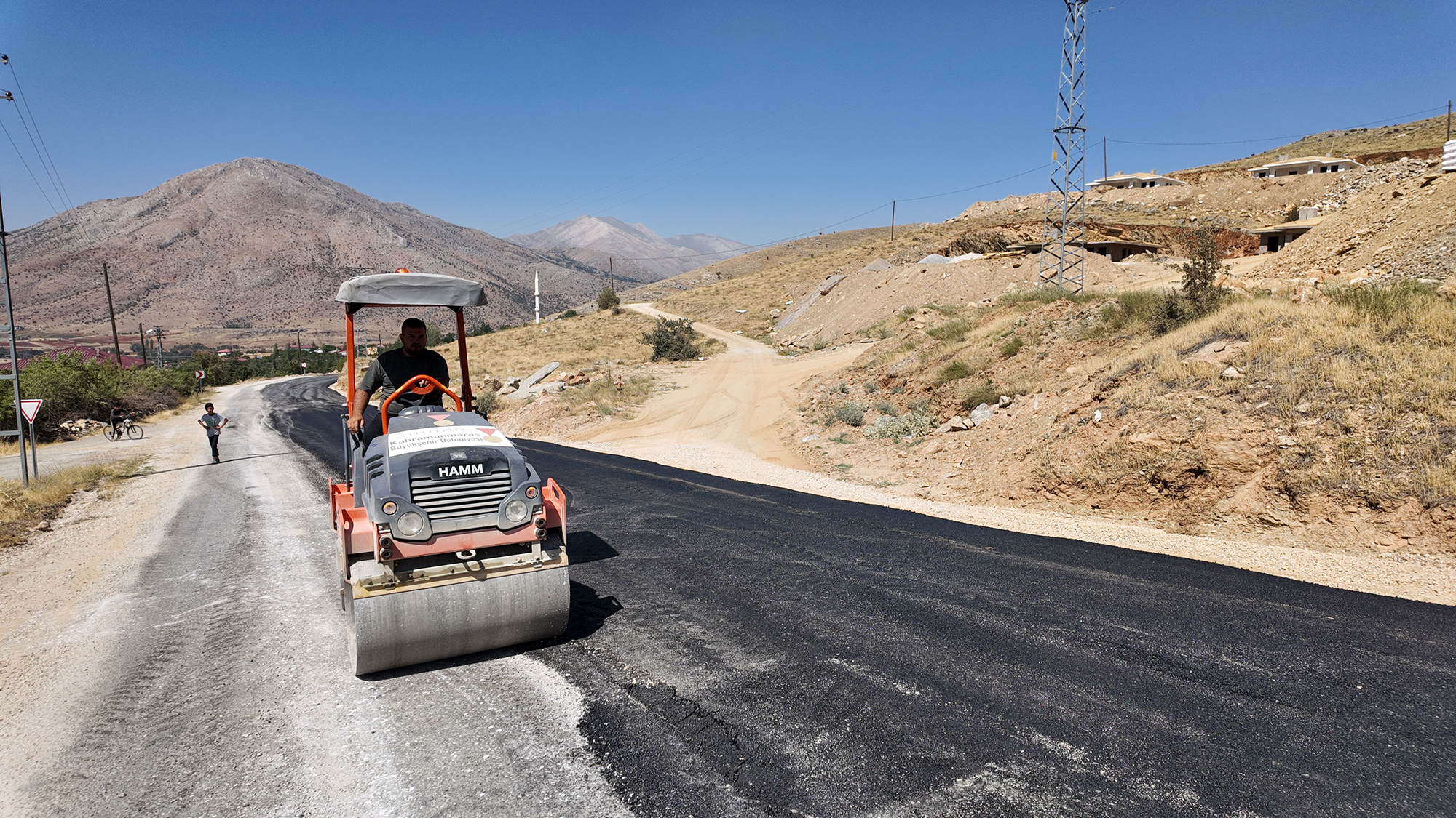 Büyükşehir, Afşin Kırsalında Ulaşım Ağını Güçlendirmeye Devam Ediyor
