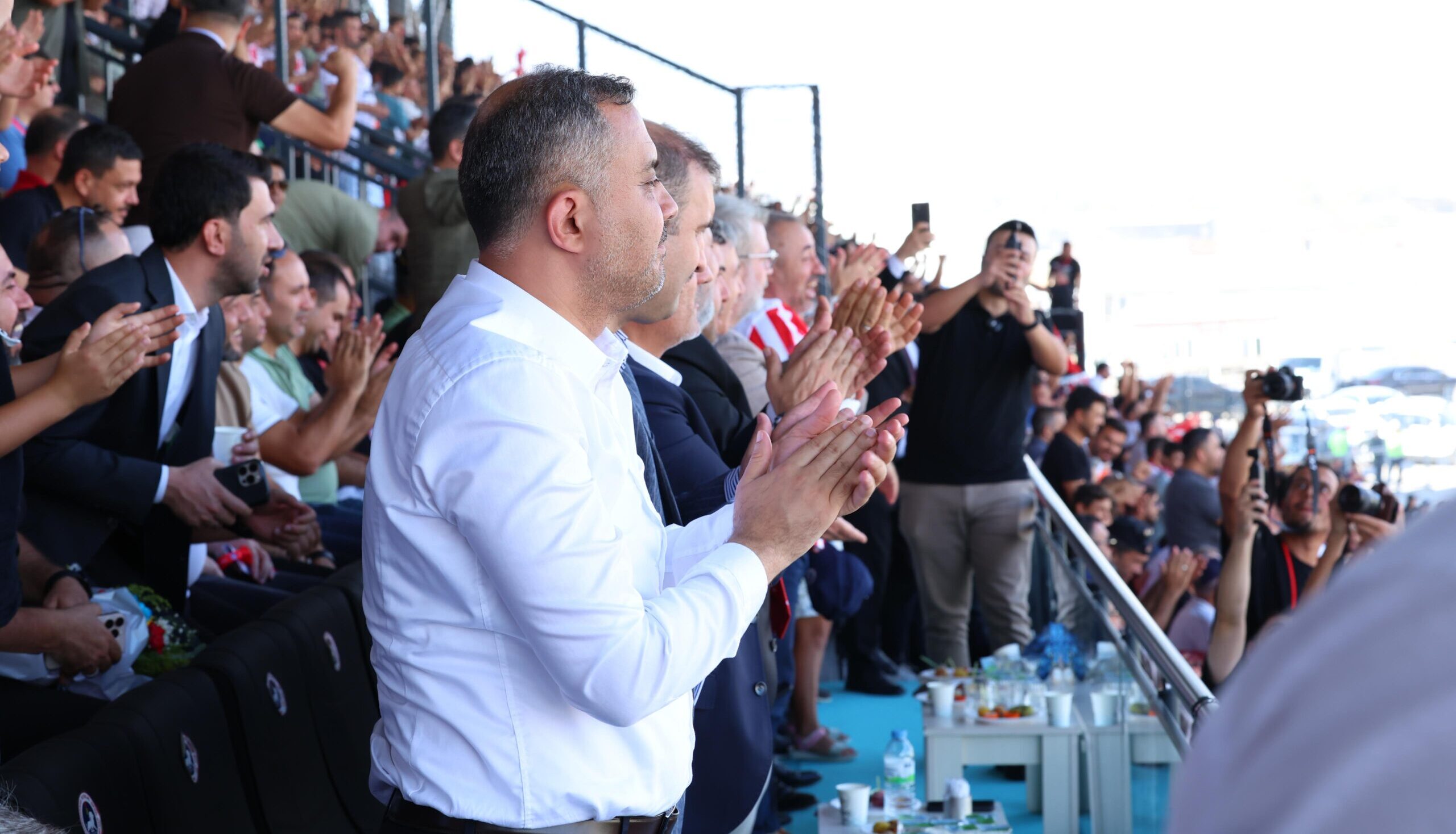 Savaşan Şahinler, Dünyanın En Büyük Türk Bayrağını gösteri uçuşuyla selamladı