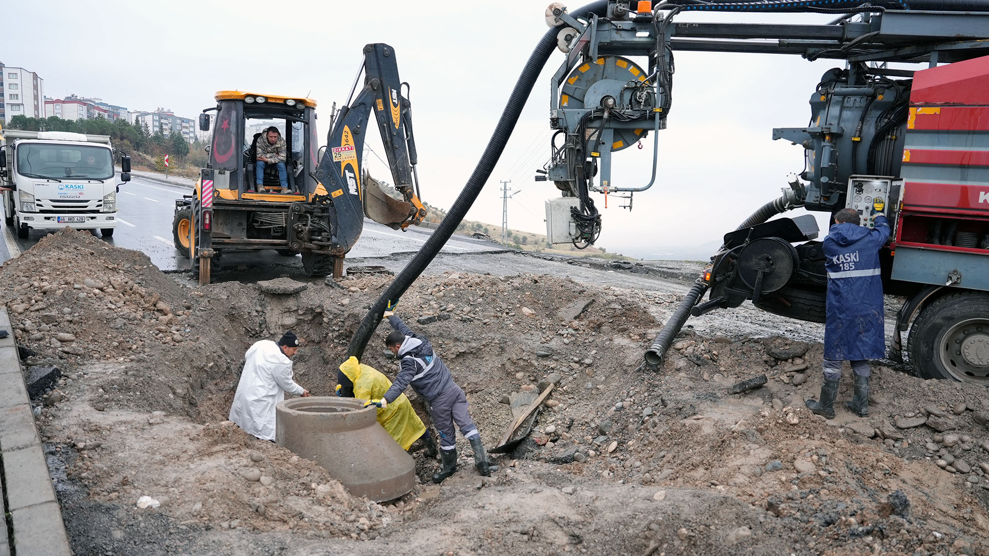 KASKİ Sahada; Sağanak Yağışın İzleri Bir Bir Siliniyor