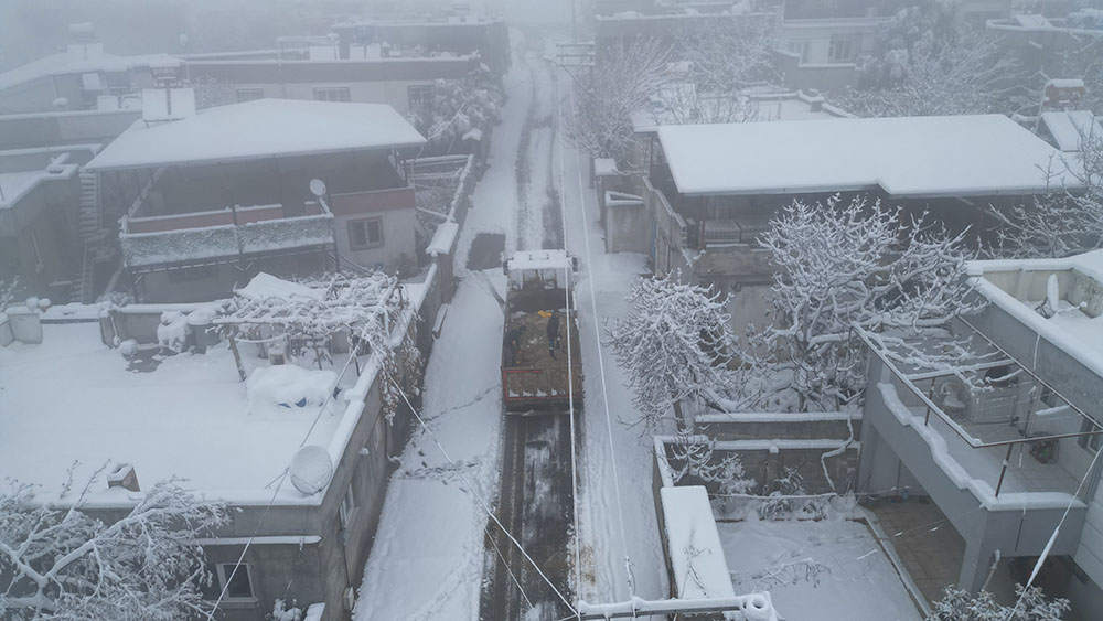 Büyükşehir’den Yaya Yollarında Kar Mesaisi