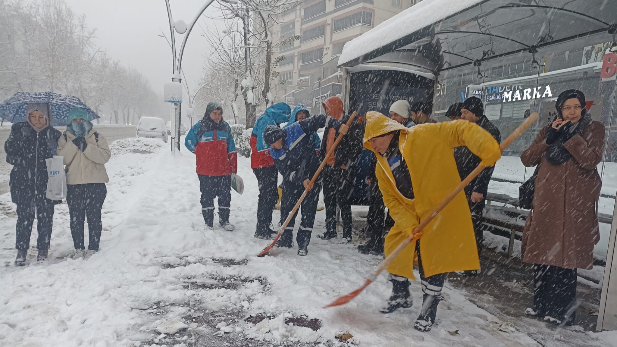 Arterleri Ulaşıma Açık Tutmak İçin Büyükşehir’den Yoğun Mesai