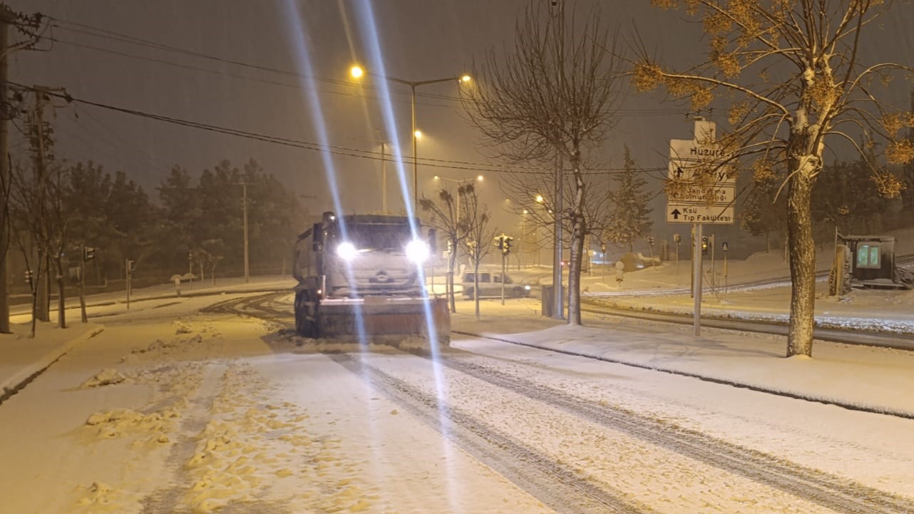 ONİKİŞUBAT BELEDİYESİ KARLA MÜCADELEDE TEYAKKUZDA