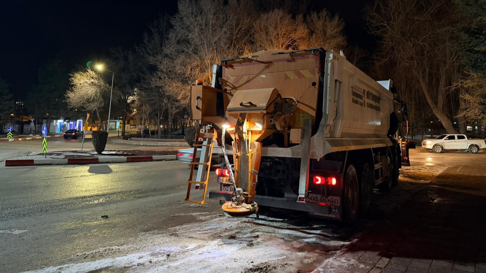 Büyükşehir’den Kesintisiz Kar Mesaisi