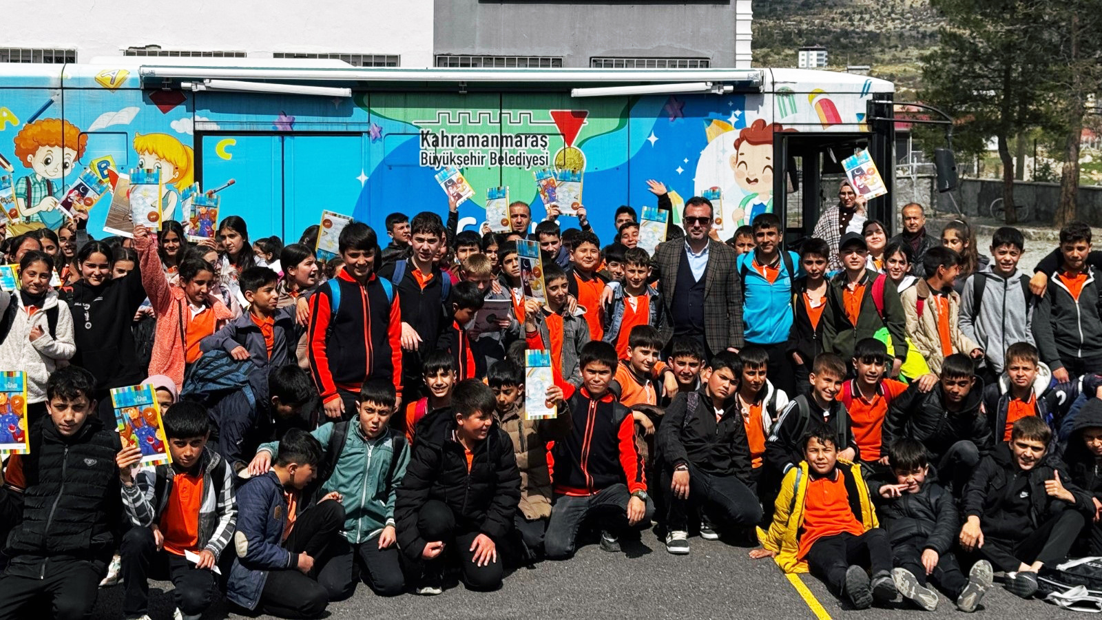 Mobil Kütüphane ile Kitapların Büyülü Dünyası Kırsala Taşındı