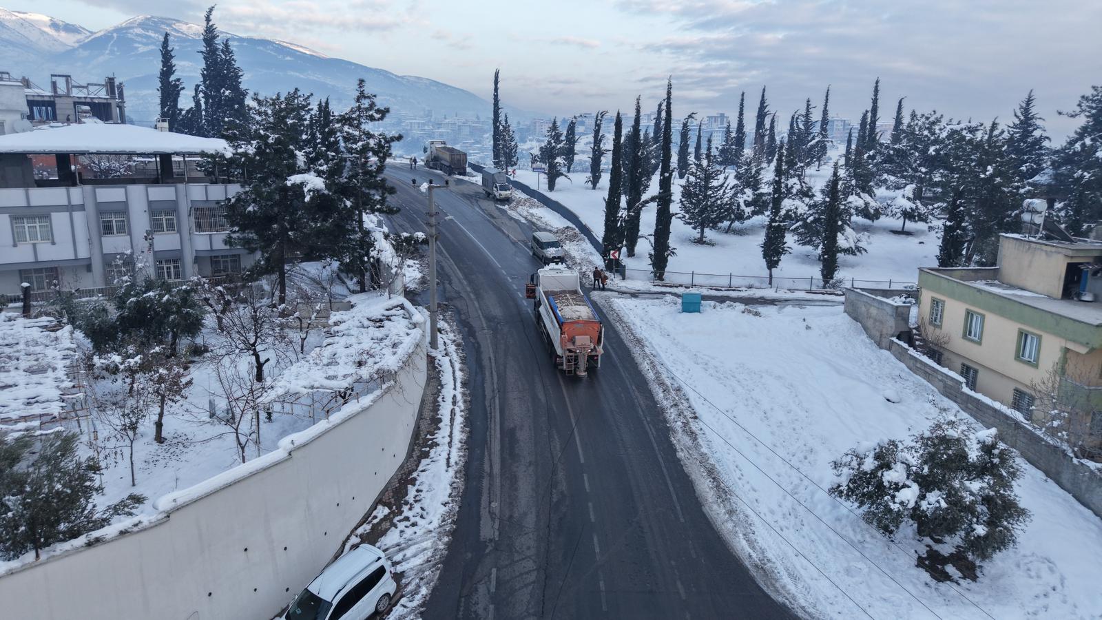 Büyükşehir, Arterlerde Buzlanma Çalışmalarını Durmaksızın Sürdürüyor