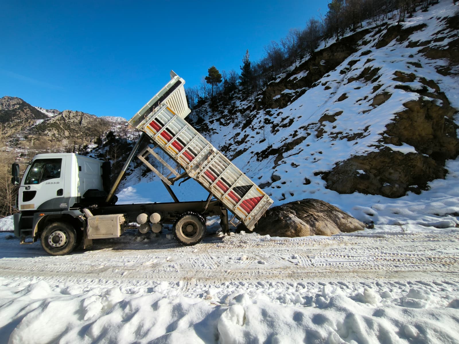 Onikişubat Belediyesi’nden kırsalda aralıksız karla mücadele