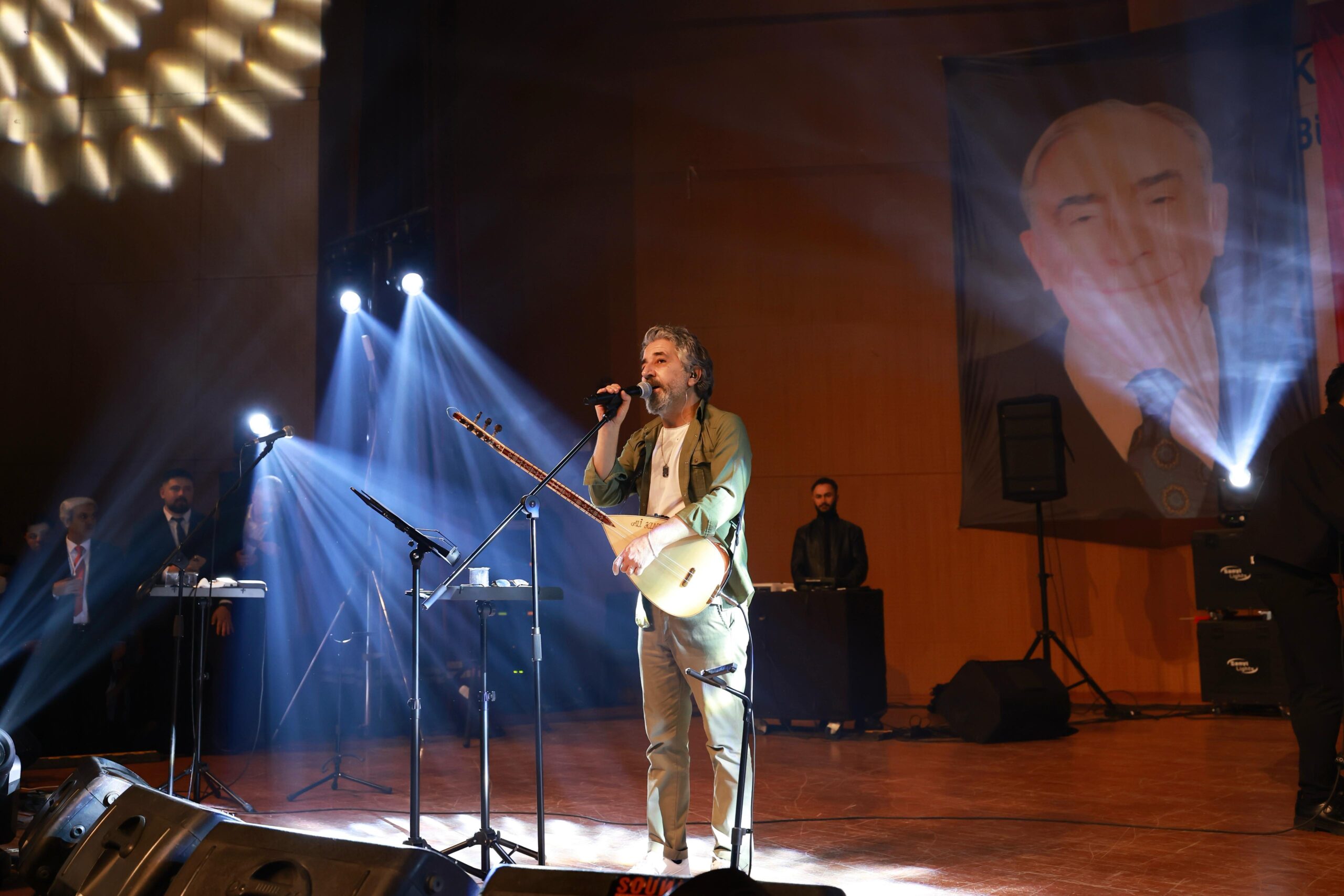 Kurtuluş Coşkusu Ali Kınık Konseriyle Taçlandı