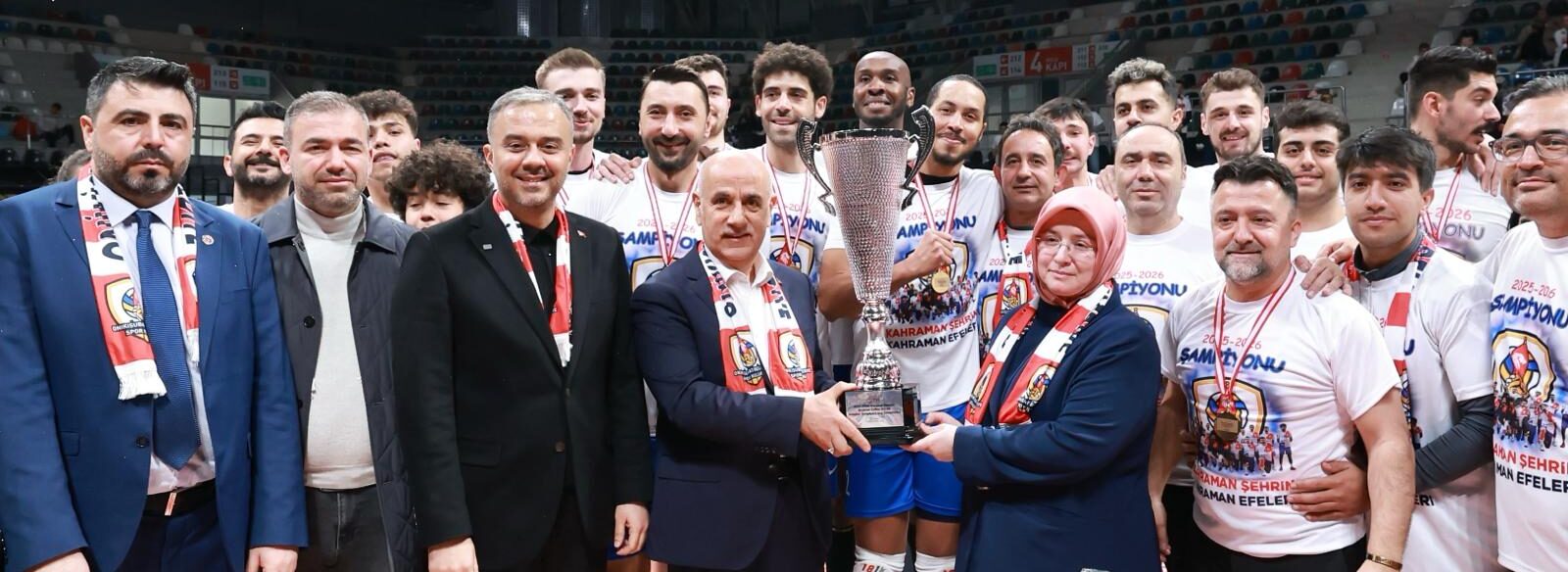 Edeler, artık Efeler Ligi’nde! Şampiyon Onikişubat Belediye Spor kupasına kavuştu