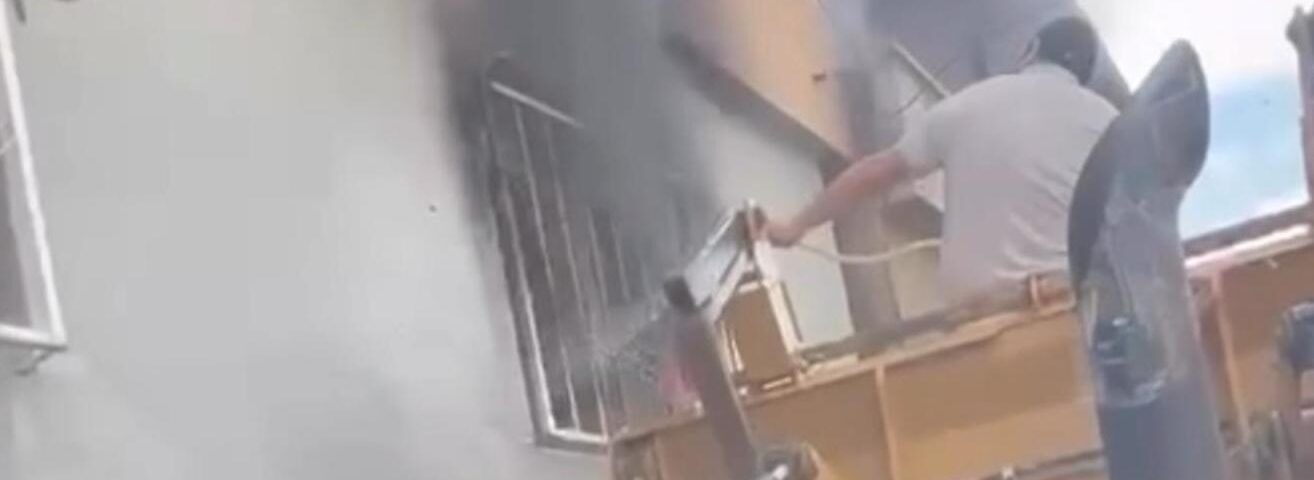 Onikişubat Belediyesi personelinden ev yangınına örnek müdahale