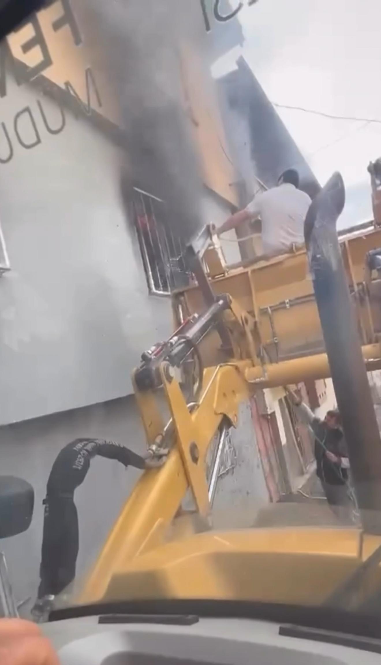 Onikişubat Belediyesi personelinden ev yangınına örnek müdahale