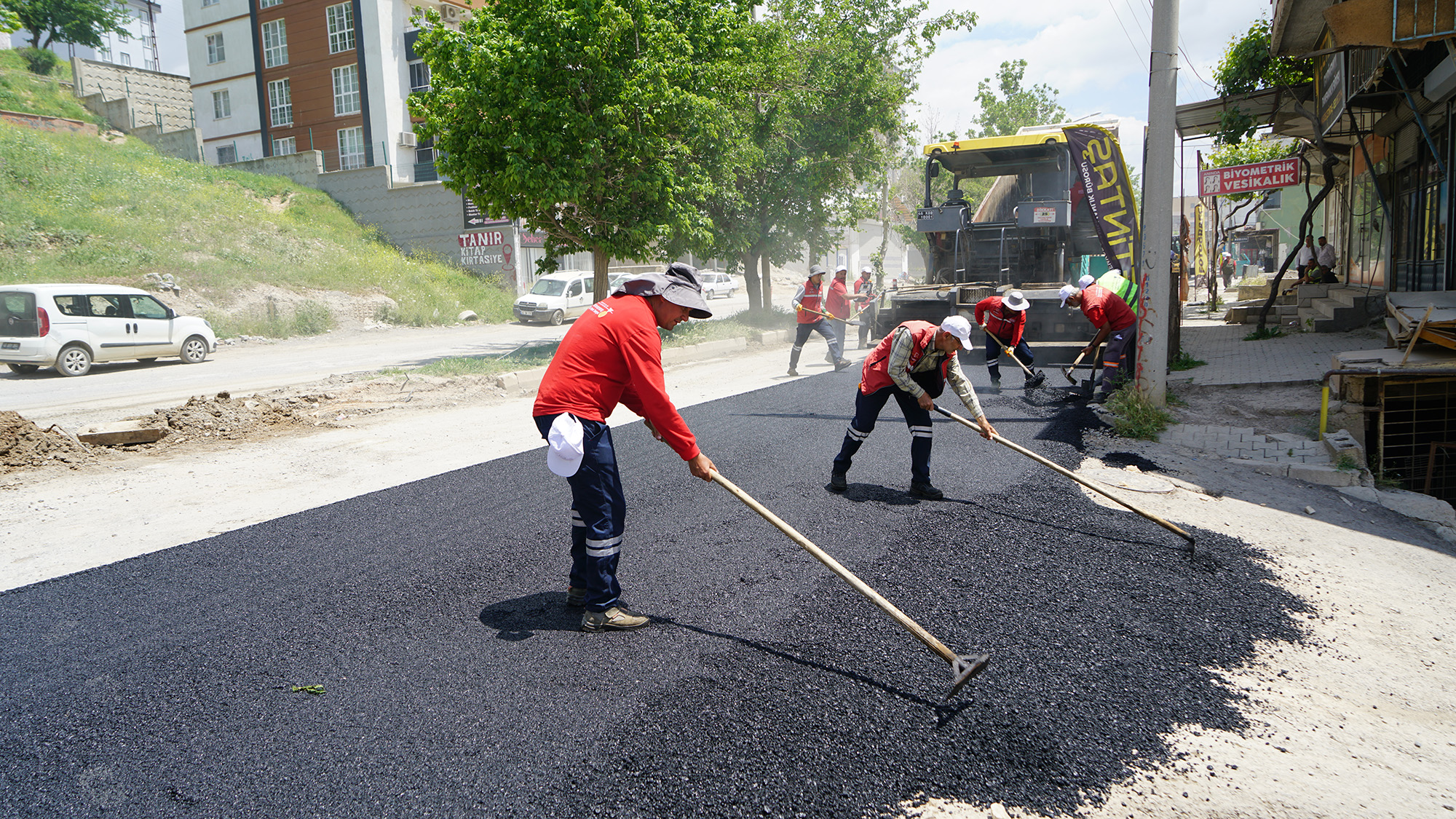 Büyükşehir, Dulkadiroğlu’nda Şeyh Şamil ve Vezir Hoca Bulvarlarını Sıcak Asfaltla Buluşturuyor
