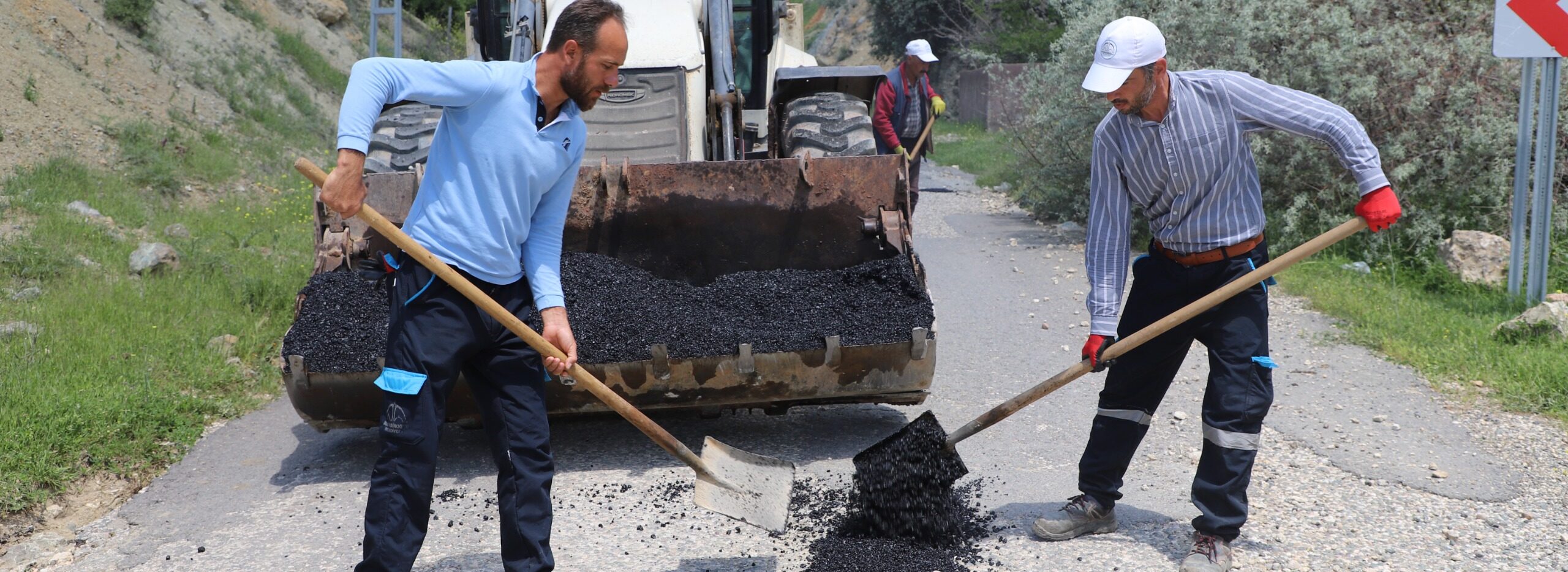 DULKADİROĞLU BELEDİYESİ’NDEN GÖLLÜ MAHALLESİ’NDE ASFALT ÇALIŞMASI