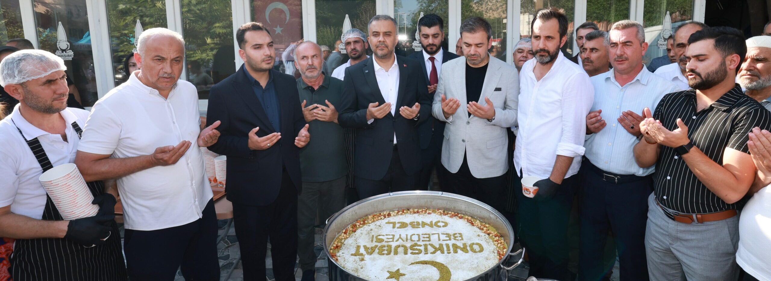 Başkan Toptaş önce aşure dağıttı, sonra vatandaşların sorularını yanıtladı