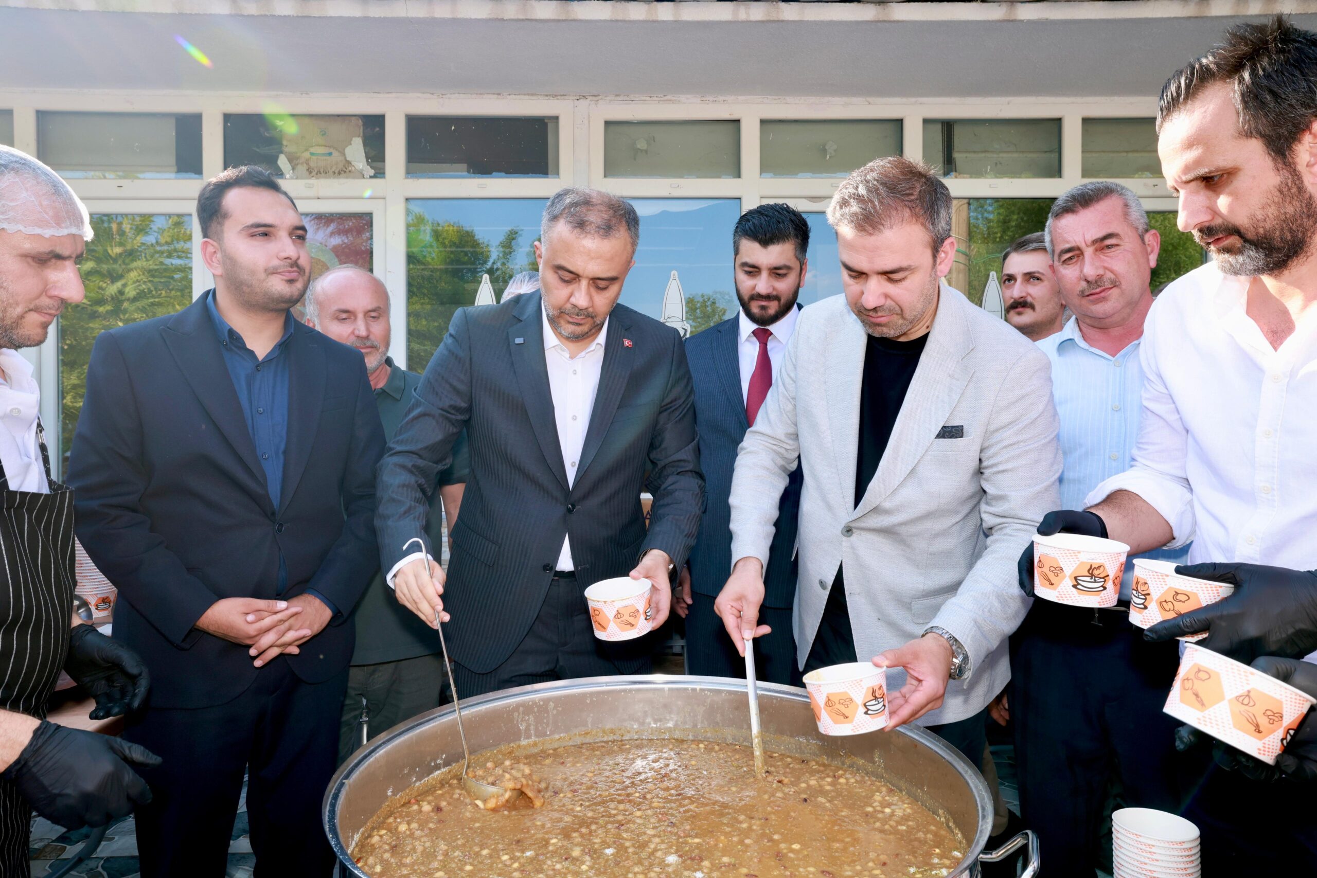Başkan Toptaş önce aşure dağıttı, sonra vatandaşların sorularını yanıtladı