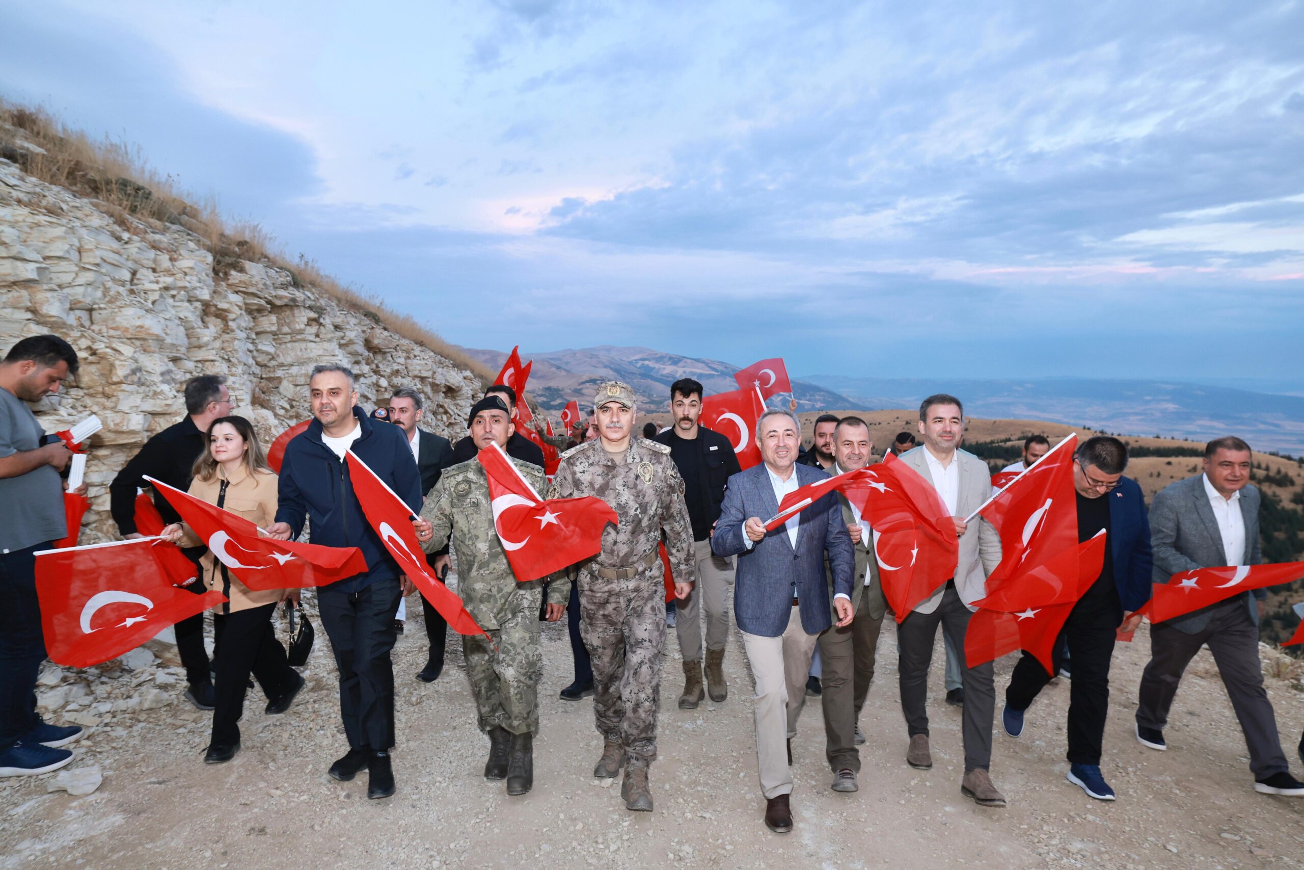 Dünyanın en büyük Türk bayrağında anlamlı 30 Ağustos Bayrağa Saygı Yürüyüşü