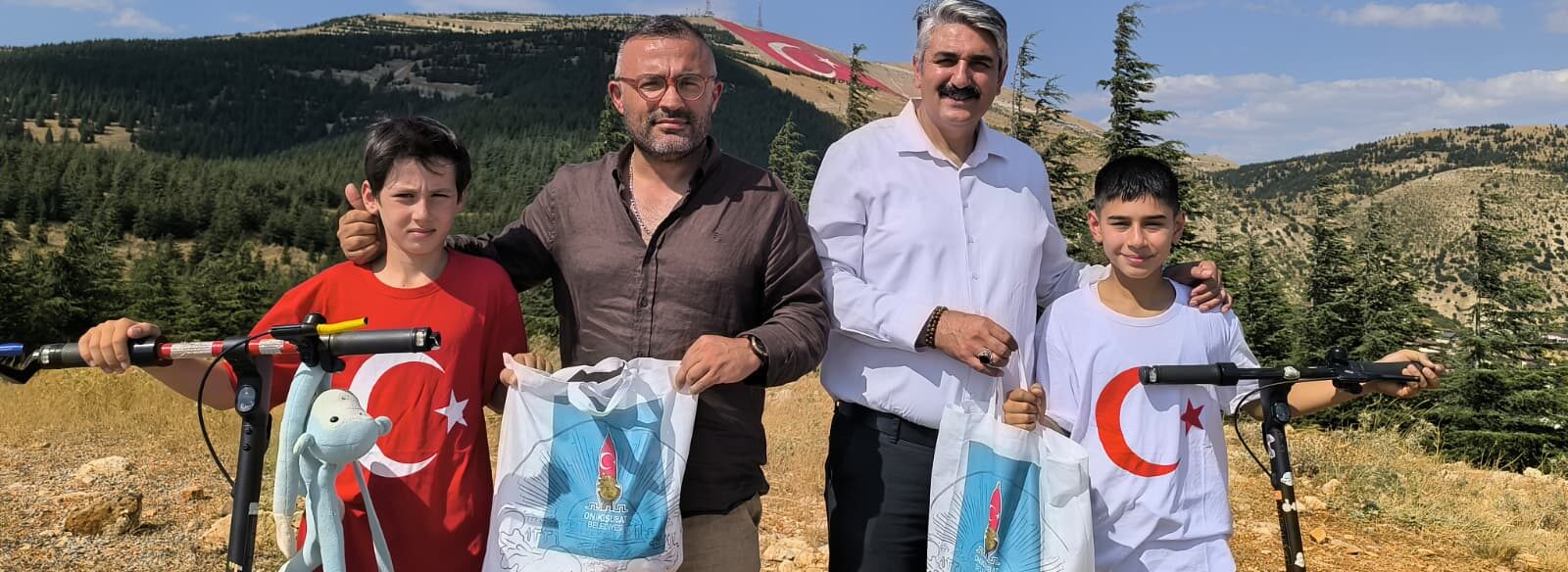 Scooterlarını bayrak sevgisi için sürdüler, zirvede dünyanın en büyük ay yıldızıyla buluştular