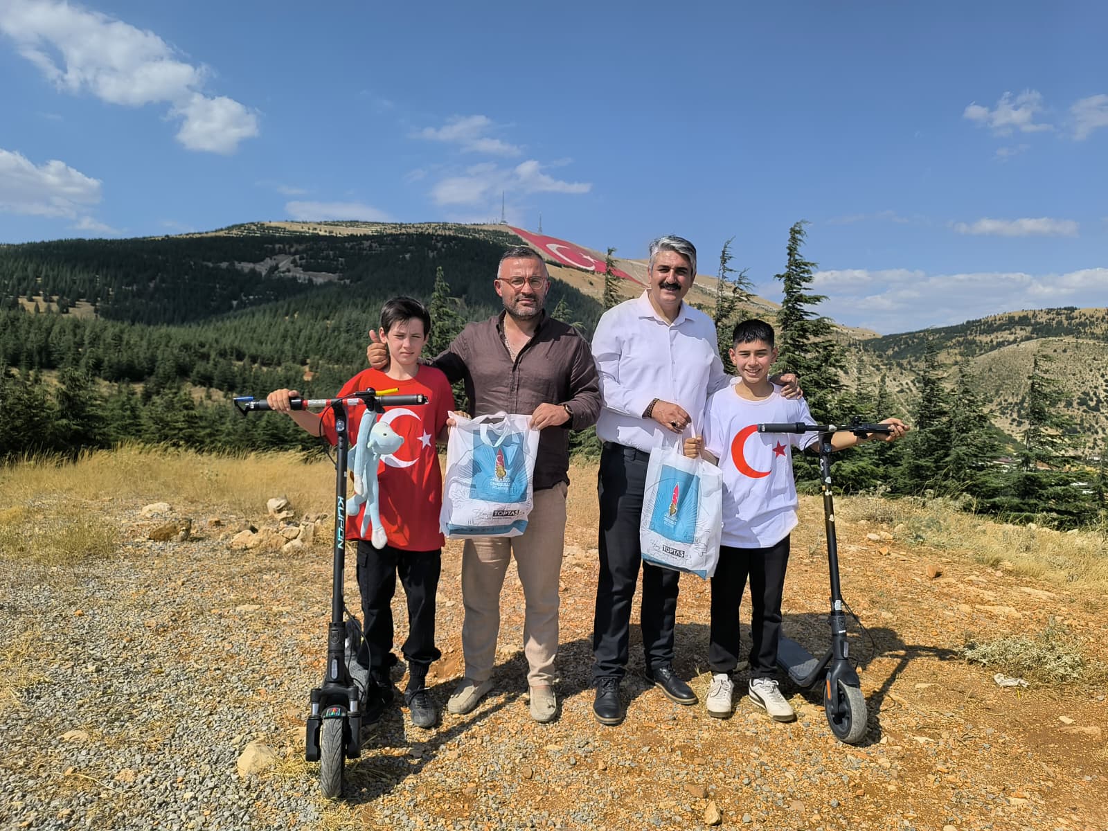 Scooterlarını bayrak sevgisi için sürdüler, zirvede dünyanın en büyük ay yıldızıyla buluştular