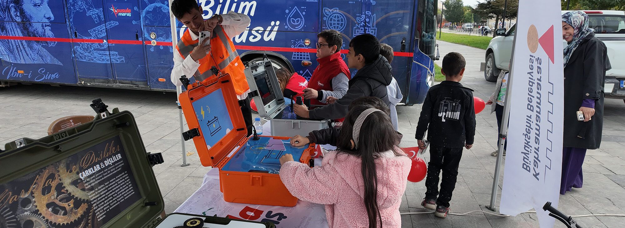 Büyükşehir’in Bilim Otobüsü Gençleri Uygulamalı Etkinliklerle Buluşturdu