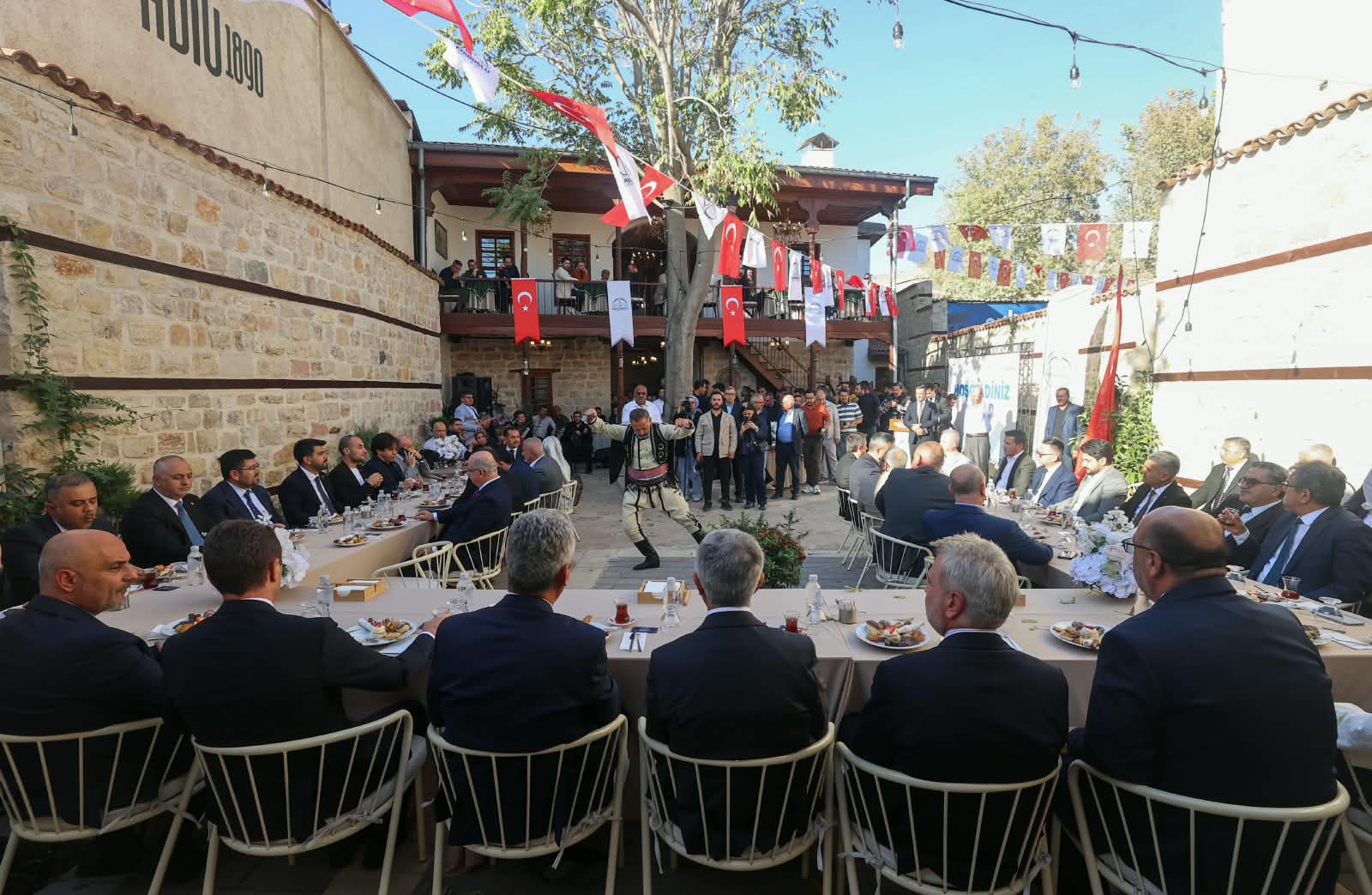 DULKADİROĞLU’NDA KÜLTÜR VE SANATA YENİ BİR SOLUK: AVLU1890 GÖRKEMLİ TÖRENLE AÇILDI